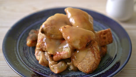 Plátanos asados con salsa de caramelo de coco en la placa