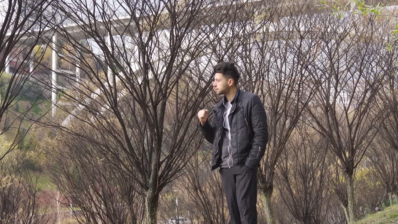 도시에서 혼자 있는 사람은 자기 자신에게 화를 내고 그의 마음은 혼란스럽습니다.