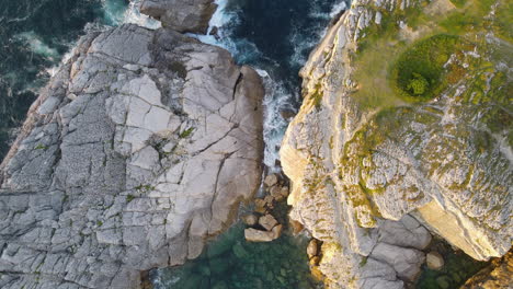 靠近海浪在岩石海岸線上打破