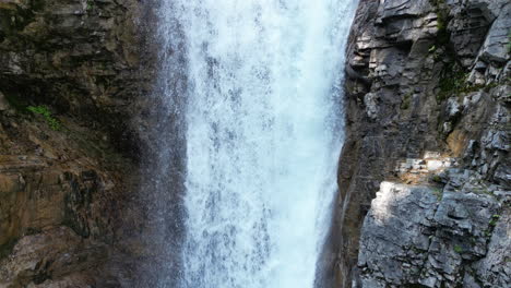 Wunderschöner-Waldwasserfall-In-Sauberes-Becken-Mit-Blauem-Wasser-[4K-Zeitlupe