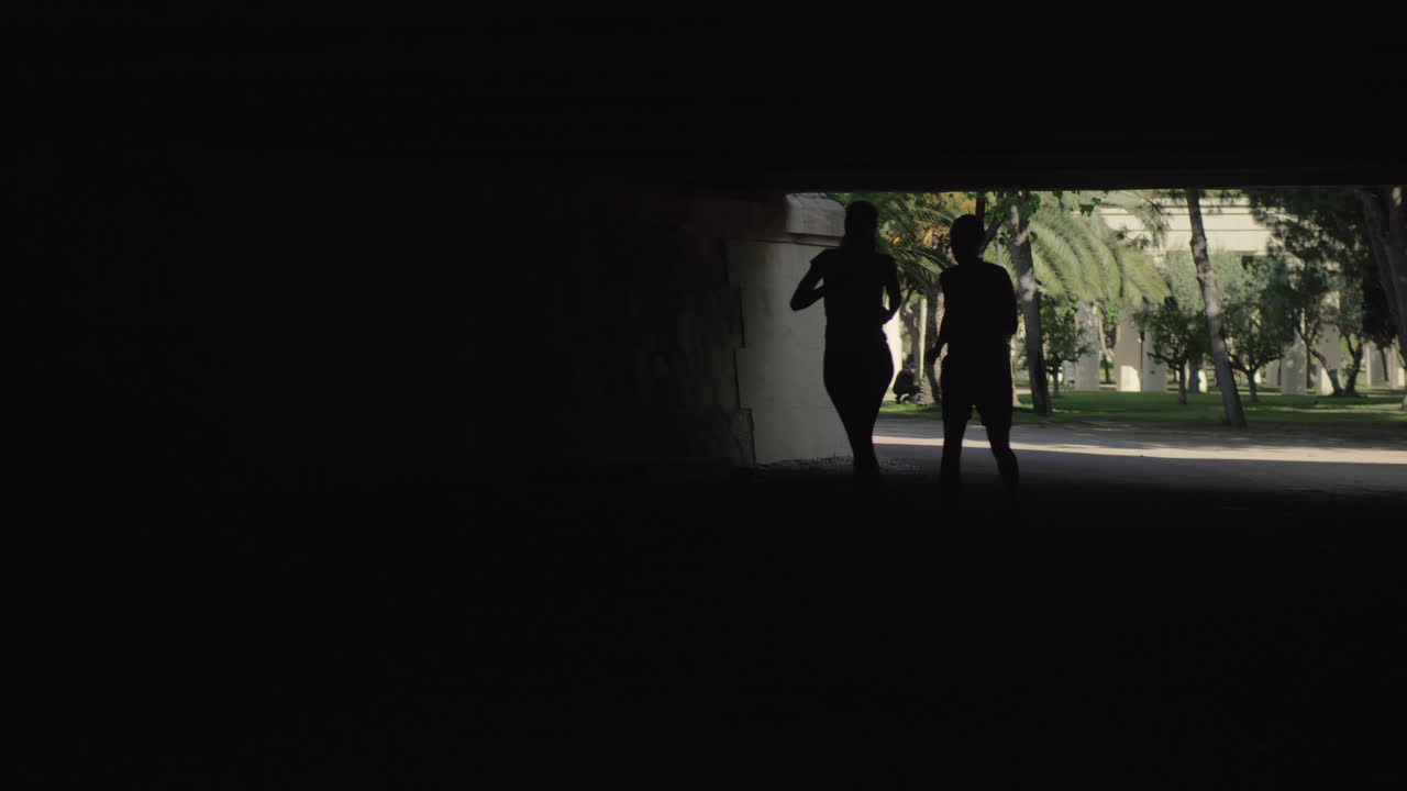 야외에서 조하는 커플