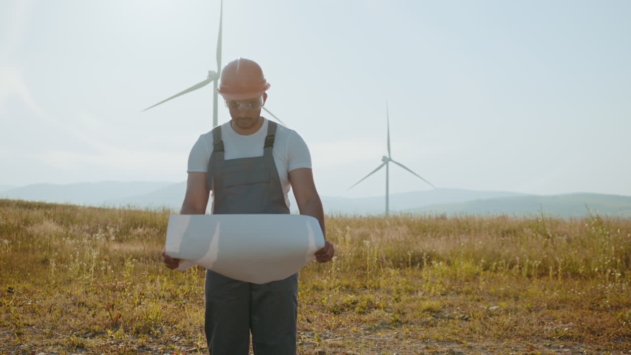 ingeniero revisando planes en un parque eólico