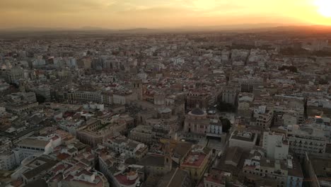 Toma-Aérea-Panorámica-De-Valenica,-España,-Antigua-Ciudad-Histórica-Durante-La-Puesta-De-Sol