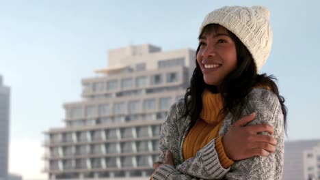 Mujer-Temblando-En-Un-Día-De-Invierno