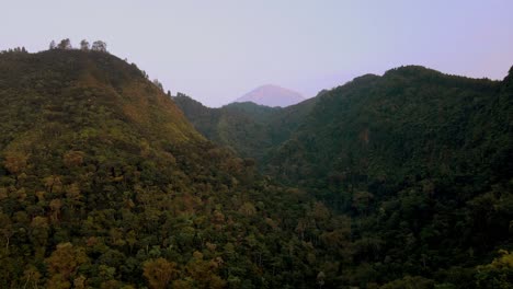 Luftdrohnenflug-Zwischen-Dem-Selogrio-Hügel-An-Bewölkten-Tagen-In-Indonesien,-Asien---Panoramaflug