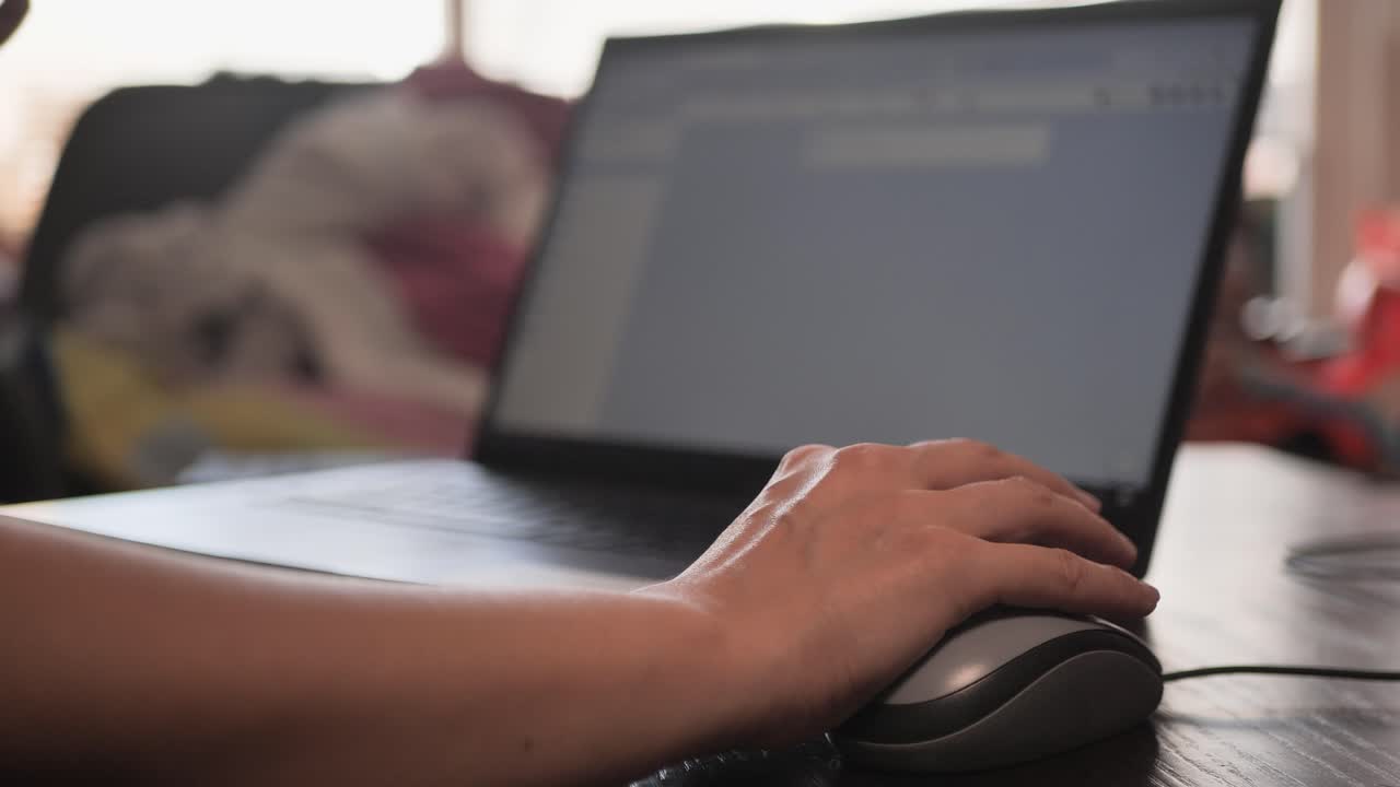 jovencita sentada en el sofá de casa, usando una laptop, viendo videos en línea, leyendo blogs, usando las redes sociales