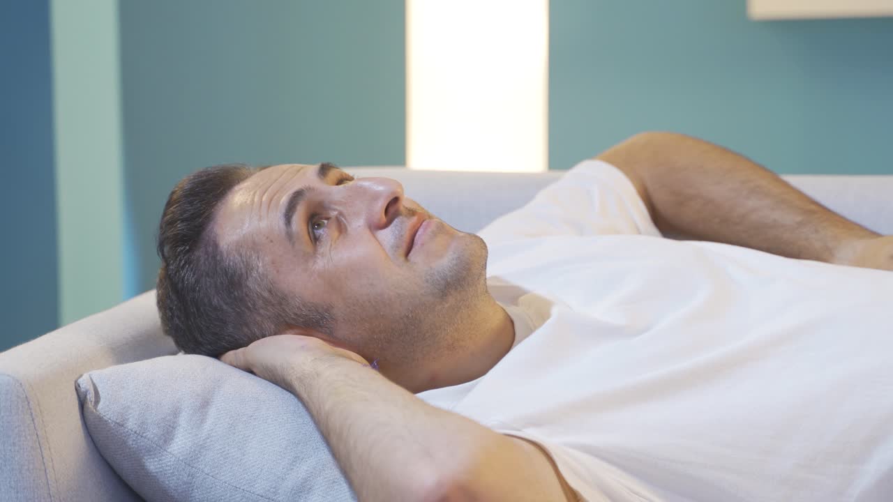 el hombre que miente y sueña.