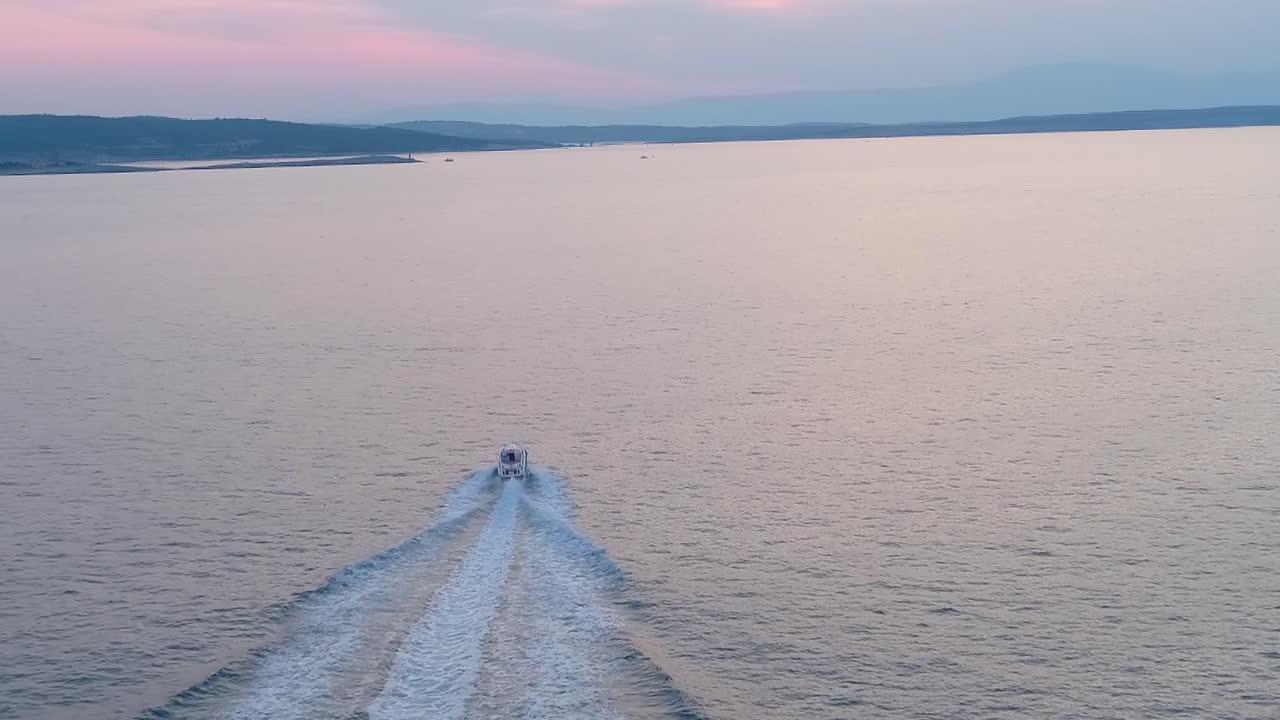 Imbarcazione naviga in acque calme in Croazia durante le ore del tramonto