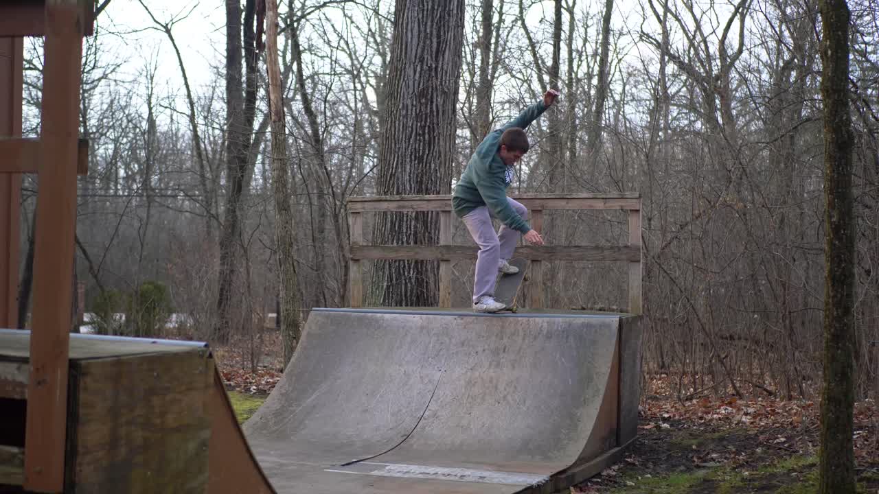 truco de cámara lenta en un medio tubo en un patio trasero