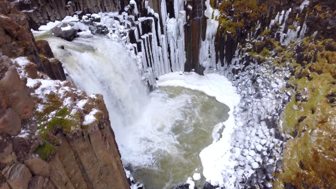 현무암 기둥, 아이슬란드, 유럽이있는 아이슬란드의 litlanesfoss 폭포