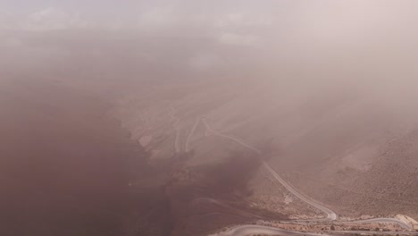 Drone-Aéreo-Superado-Por-Nubes-Que-Oscurecen-La-Vista-Del-Cañón-Debajo-A-Lo-Largo-De-La-Ruta-52