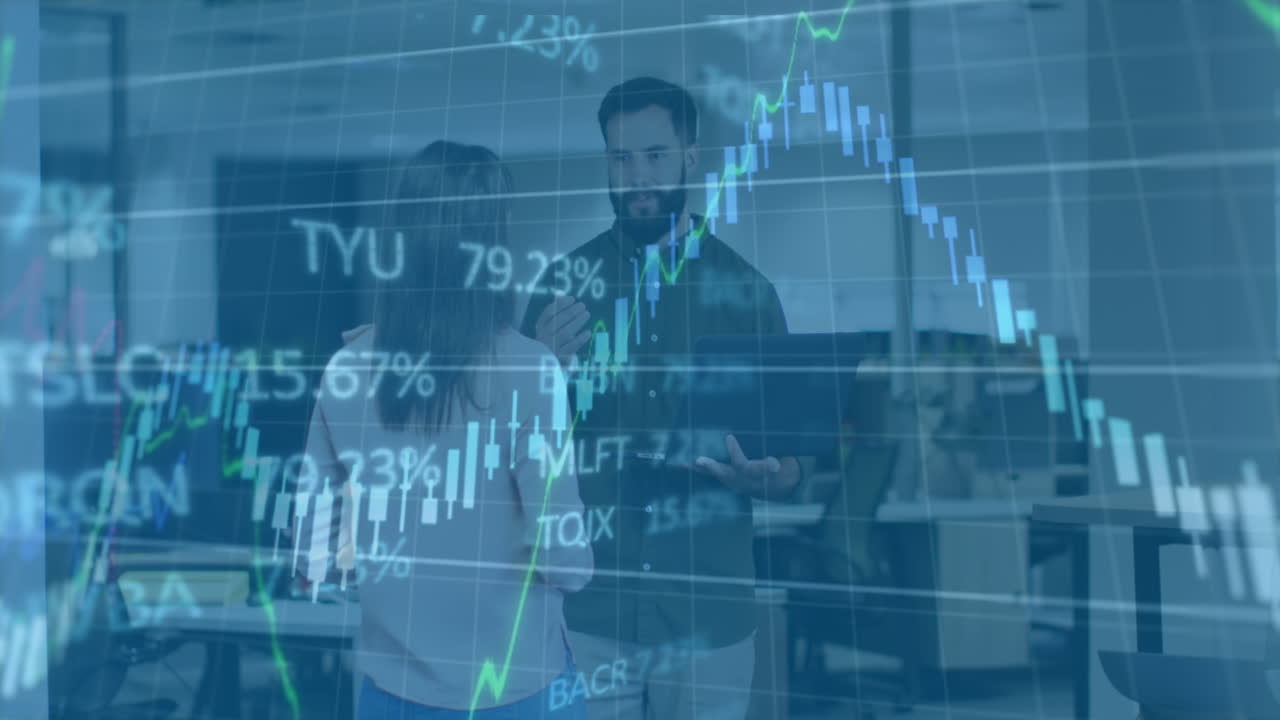 Animazione di diversi grafici e un pannello di trading sovrapposti a diversi colleghi che condividono idee in ufficio.