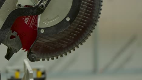 sierra compuesta de doble bevel miter apagada, sitio de construcción