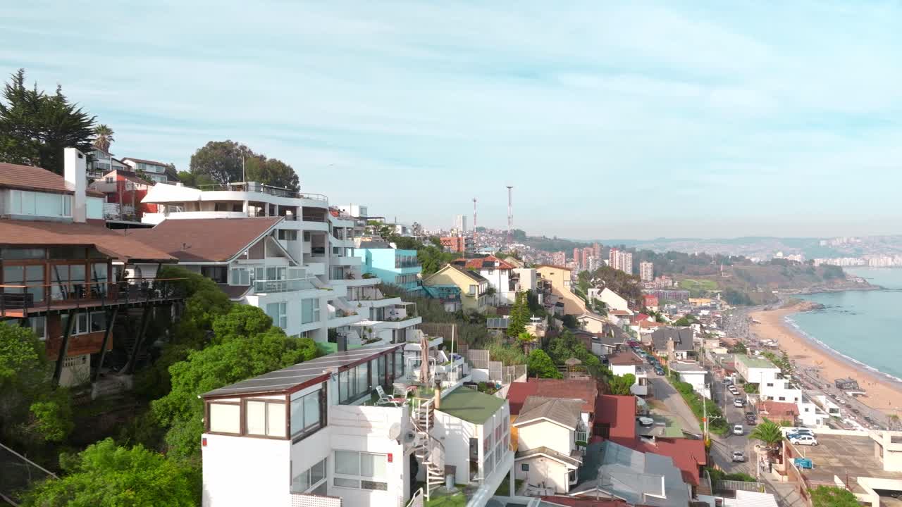 reñaca, valparaiso, 칠레의 5구역에 있는 모래 해안과 바다 근처의 언덕에 있는 고급 주택과 아파트의 공중 궤도