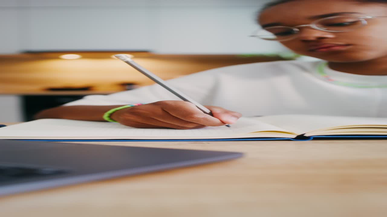 una adolescente que estudia
