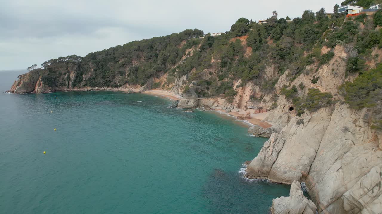 Oasis harmoni dan relaksasi di Gerona Costa Brava dengan gambar udara dari pantai surgawi