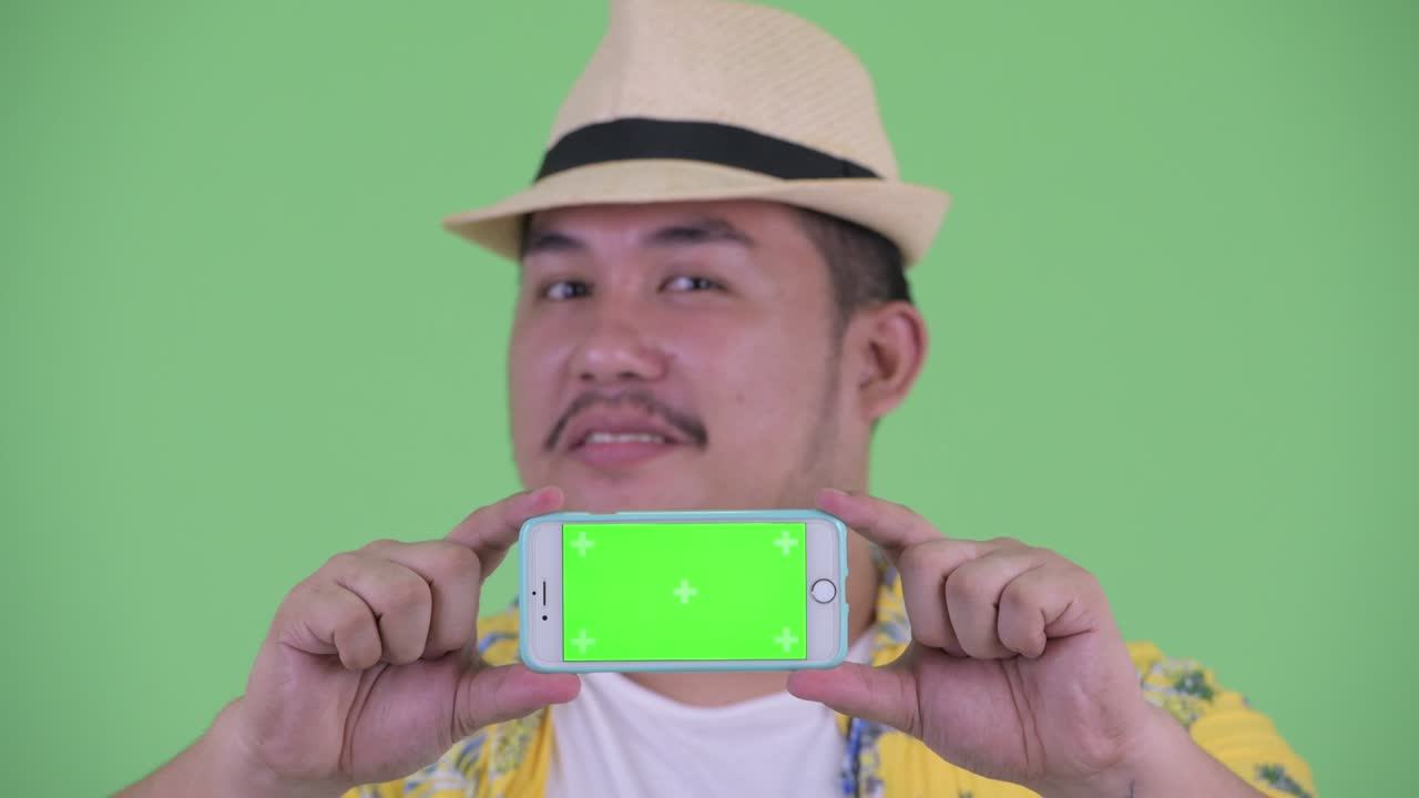 고 잘생긴 젊은 아시아 관광객