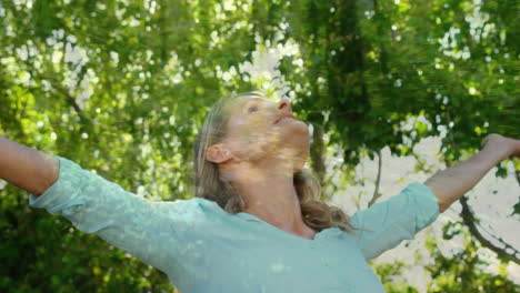 mujer disfrutando de la brisa de la naturaleza