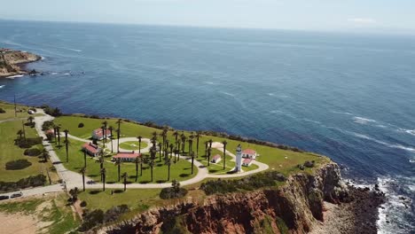 vista aérea de 4k del faro de point vicente ganó los acantilados con olas que se estrellaron sobre el océano pacífico en un día cálido y soleado