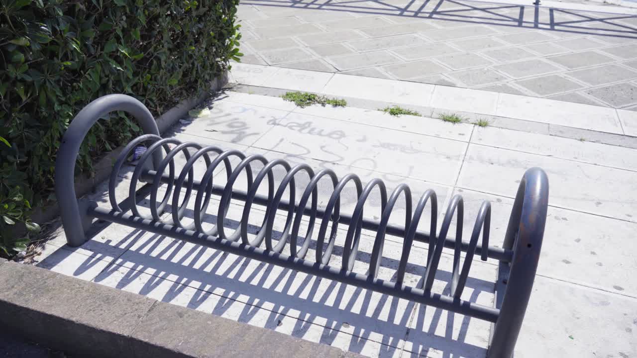 Rastrelliera vuota a terra per biciclette