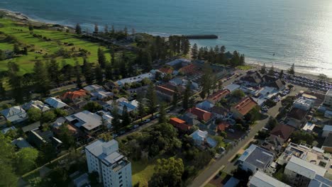 el vecindario australiano verde de la playa de cottesloe, perth.