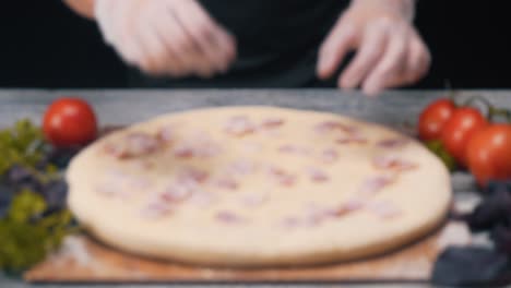 chef preparando una pizza con tocino
