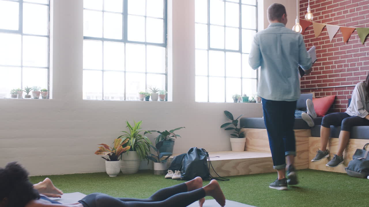 yoga, trabajo en equipo y oficina con creatividad