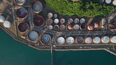 Drone-Aéreo-De-Arriba-Hacia-Abajo-Tanques-De-Petróleo-Playa-De-Wakayama-Industria-De-La-Ciudad-Japonesa-Destino-Del-Mar-Azul-En-El-Puerto-De-La-Ciudad-Japón-Asia-Establecimiento-De-Tiro