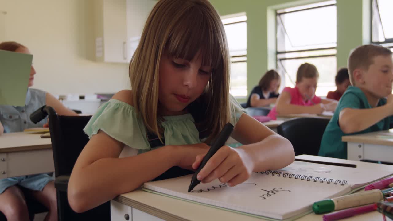 Ragazza con disabilità che scrive sul suo quaderno in classe