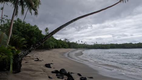 Ein-Ruhiger-Tropischer-Sandstrand-Auf-Der-Insel-Samoa