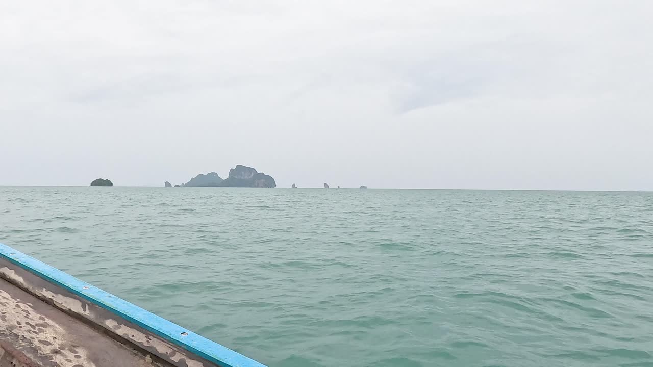 배는 조용한 바다에서 먼 섬을 향해 여행합니다.
