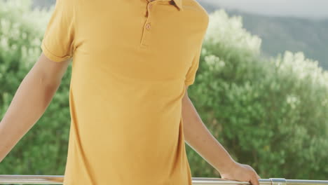 video en cámara lenta de un hombre afroamericano vestido con una camiseta de polo amarilla con espacio de copia