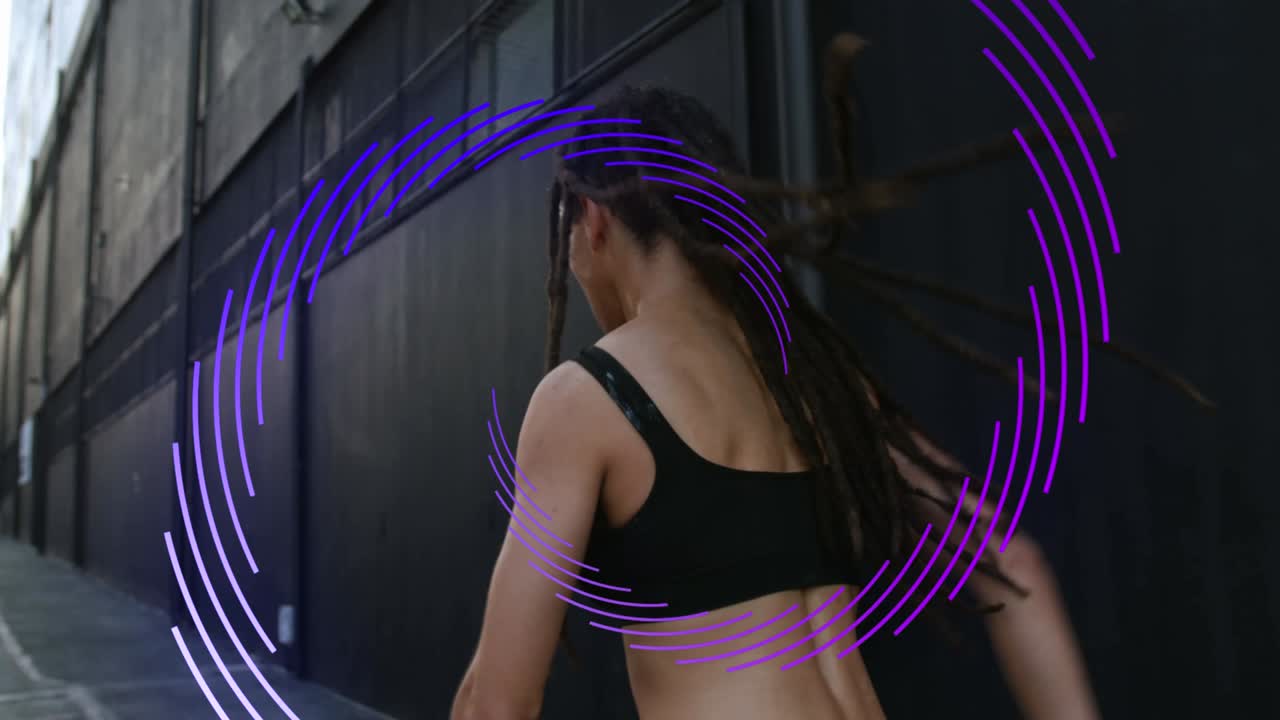animación de una espiral púrpura que gira sobre una atleta que corre al aire libre con un reloj inteligente