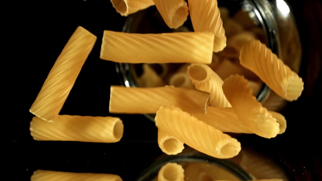 Rigatoni secchi che cadono in super slow motion