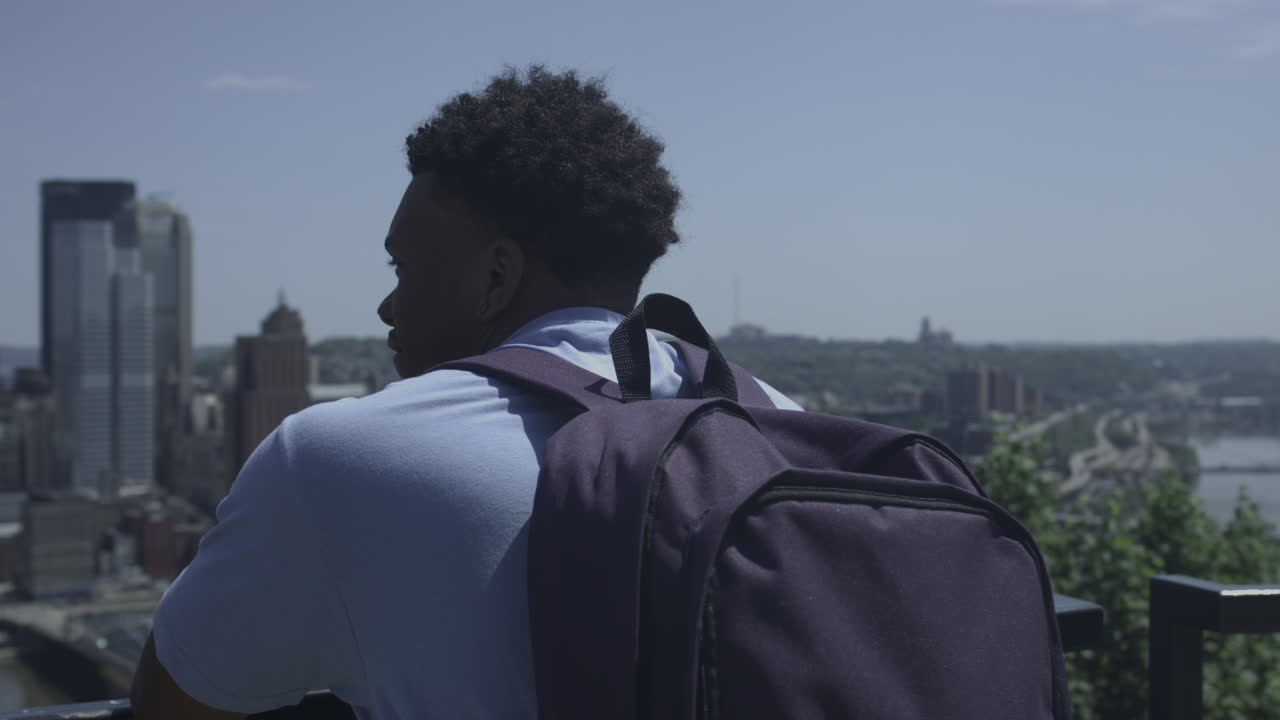 tiro ajustado de turista afroamericano disfrutando de una vista panorámica de la ciudad tiro estabilizado en uhd 4k