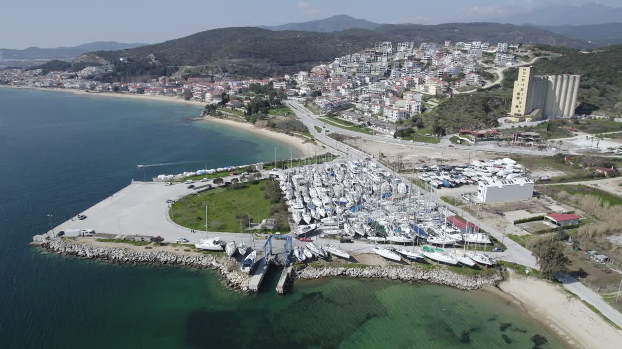 Letecký pohled na Naa Peramos, Kavala, Řecko, loděniční marina s plavidly uskladněnými k údržbě.