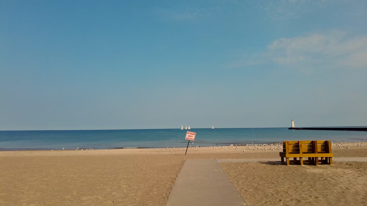 tomada amplia de un empujón lento en un signo de guardia de vida en una playa en el lago de nueva york ontario