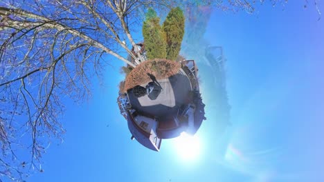 Little-Tiny-Planet-360-Kleine-Weltansicht-Eines-Mannes,-Der-Durch-Ein-Stadtgebiet-Geht,-Mit-Musikvideo-Brenneffekt-In-4K