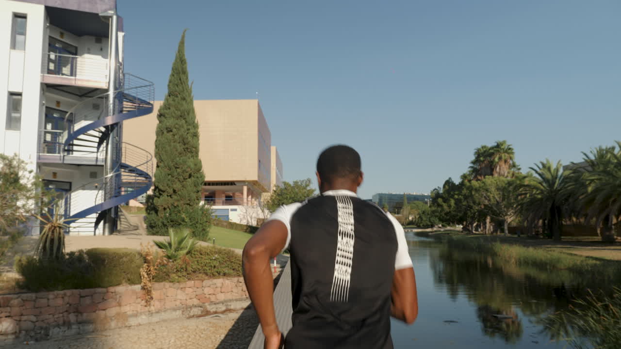 corredor negro hombre corriendo y entrenando para maratón al aire libre