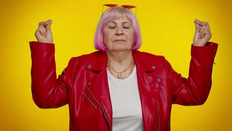 mantener la calma, relajarse, equilibrio interno, maduro vieja abuela mujer respira profundamente ojos cerrados meditando