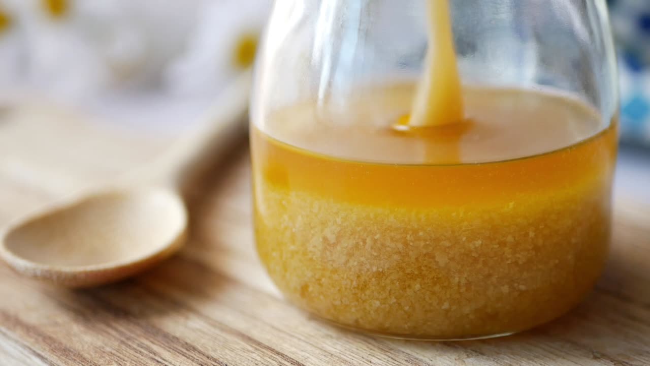 ghee casero en un recipiente en una mesa