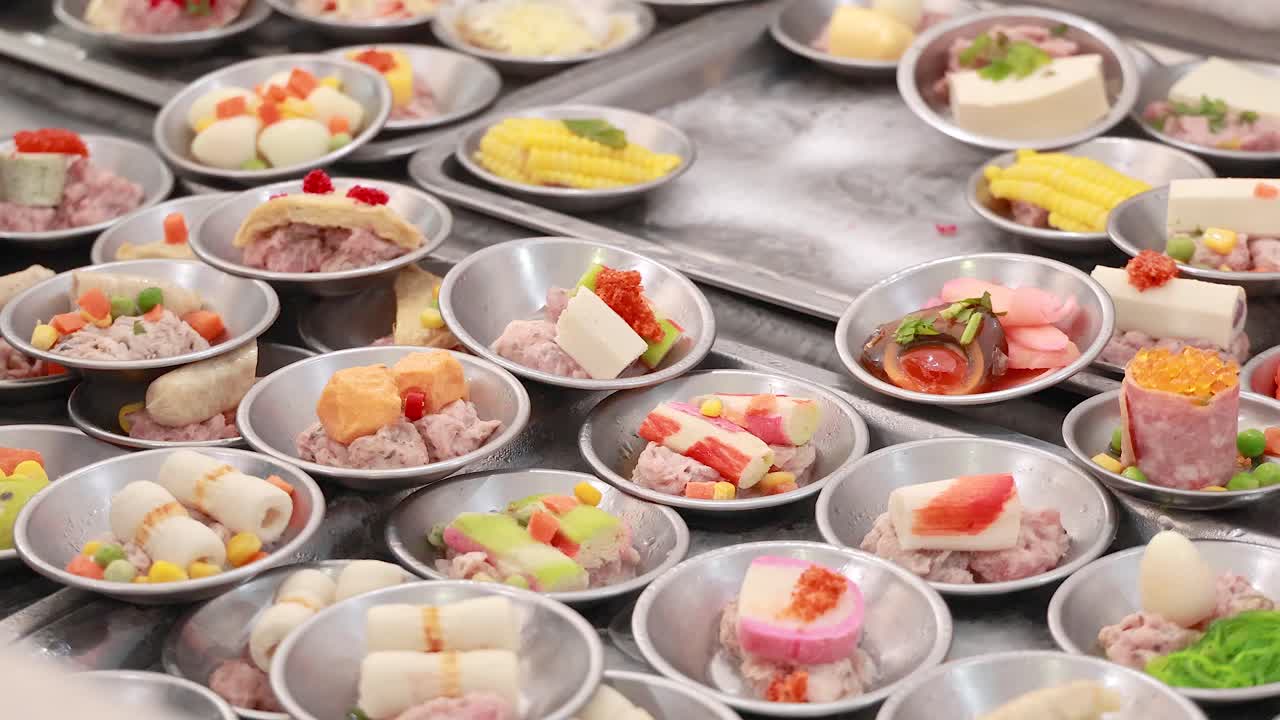 활기찬 푸켓 시장에서 다채로운 음식과 활기찬 분위기를 보여주는 섬의 활기찬 전시.