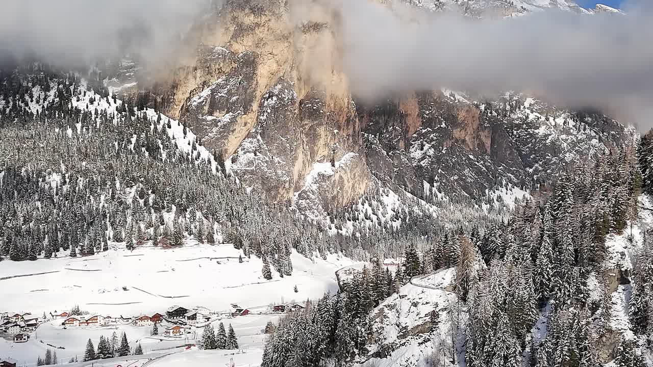 La neve ricopre le Alpi in Italia, con vista su montagne e alberi