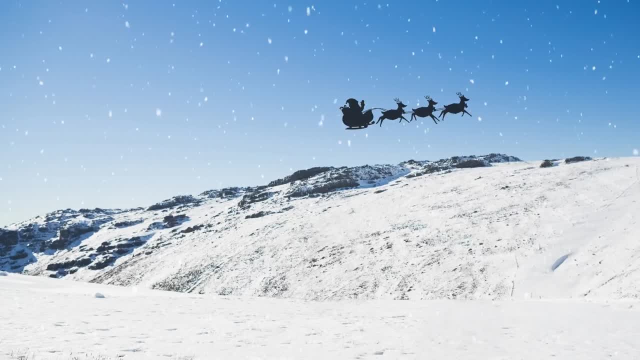 animación de nieve cayendo sobre la silueta de santa claus en trineo con renos en un paisaje de invierno