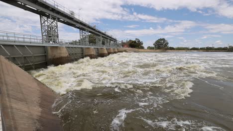 im outback australiens, das normalerweise eine baron-wüste ist, warfen wasserfluten ein wehr, das ein park des einzugsgebiets des darling river ist