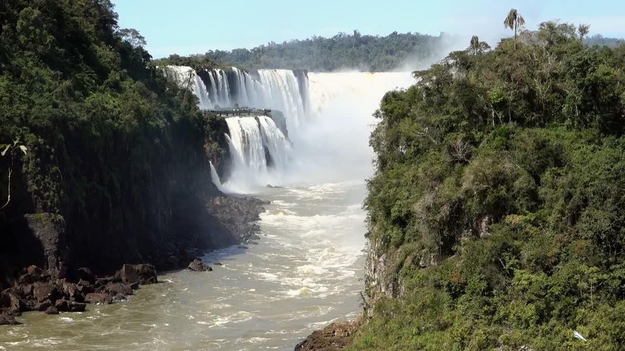 torrente de agua fluye en las cascadas de las cataratas del iguazú, en el parque nacional de iguazú, frontera brasil argentina