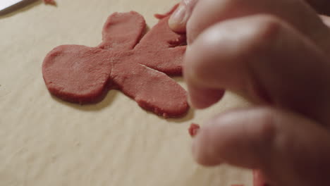 Lebkuchenmänner-Mit-Den-Händen-Machen,-Handgemachte-Detailplätzchengebäckbäckerei