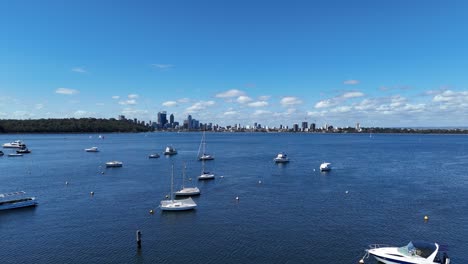 Flug-über-Verankerte-Segelyachten-In-Perth,-Westaustralien