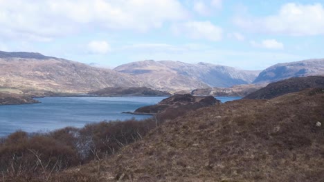 Vista-Panorámica-Del-Paisaje-Del-Lago-Glenn-Dubh-Con-Terreno-Montañoso-En-El-Remoto-Desierto-Al-Aire-Libre-De-Las-Tierras-Altas-De-Escocia,-Reino-Unido