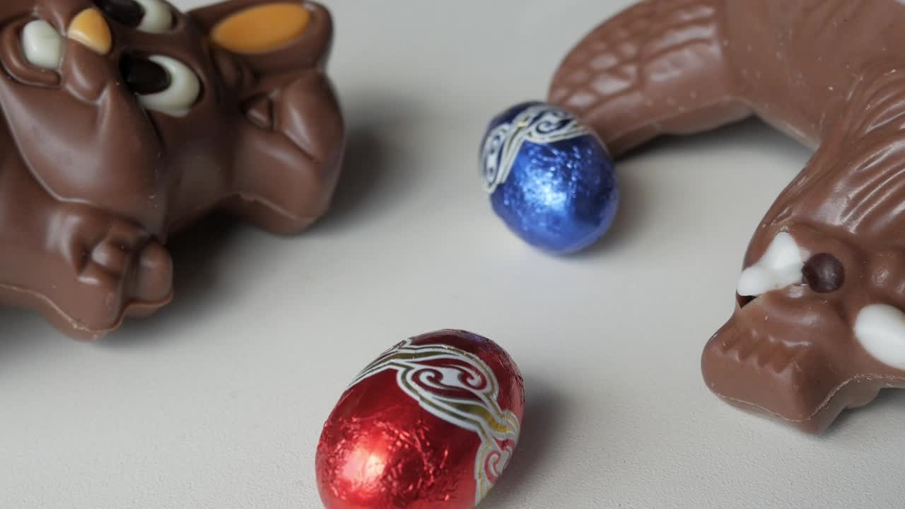 Ovos de Páscoa de chocolate e doces trazem alegria e festividade aos feriados.